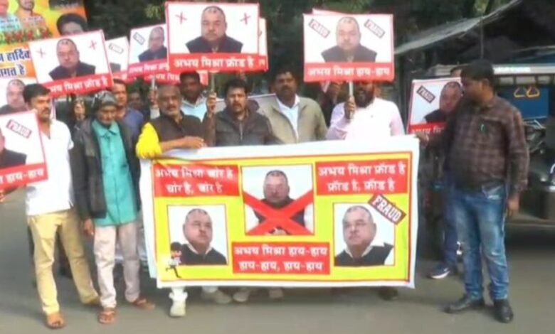 Rewa News: Slogans of Abhay Mishra thief raised in Bhopal, allegation of fraud of Rs 68 lakh