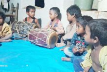 SIDHI NEWS: Fag singing training is being given to rural children.