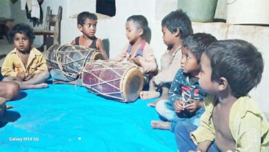 SIDHI NEWS: Fag singing training is being given to rural children.