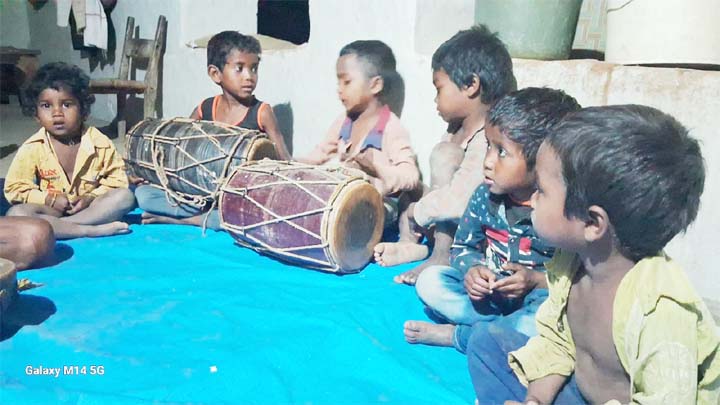 SIDHI NEWS: Fag singing training is being given to rural children.