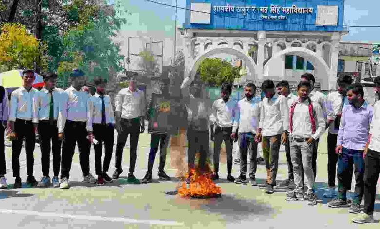 REWA NEWS: NSUI Rewa protests against BJP MP's statement on changing the constitution