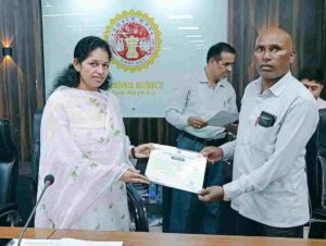 Rewa news: District Election Officer honored four BLOs