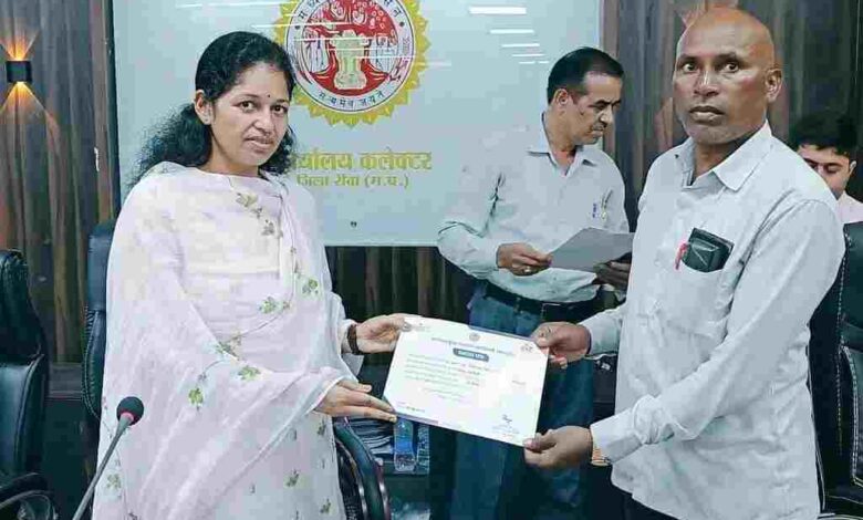 Rewa news: District Election Officer honored four BLOs